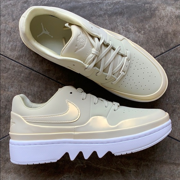 NIKE W AJ 1 JESTER XX LOW LACED SE FOSSIL-WHITE - Picture 15 of 16